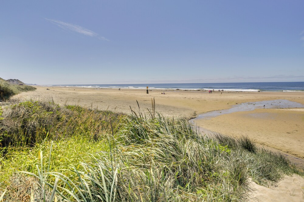 Coastal Lincoln City Home w/ Spacious Deck!