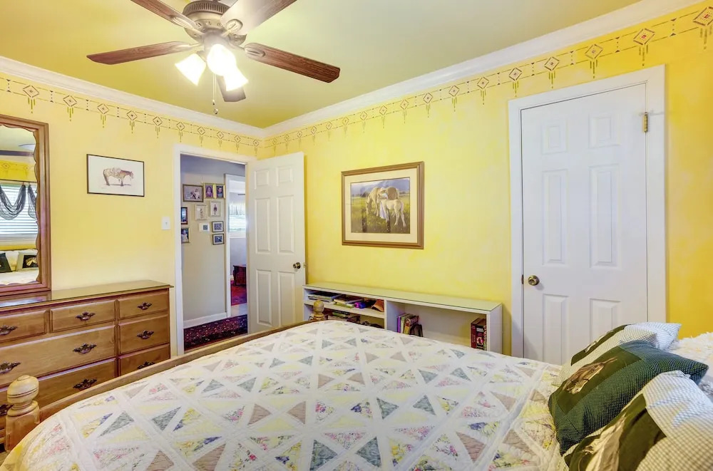 Lovely Bryan Home w/ Deck - 4 Mi to Kyle Field!