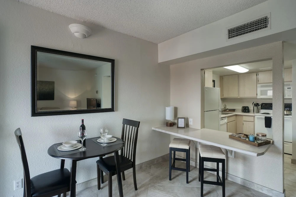 220 Fully Furnished with WiFi by RedAwning