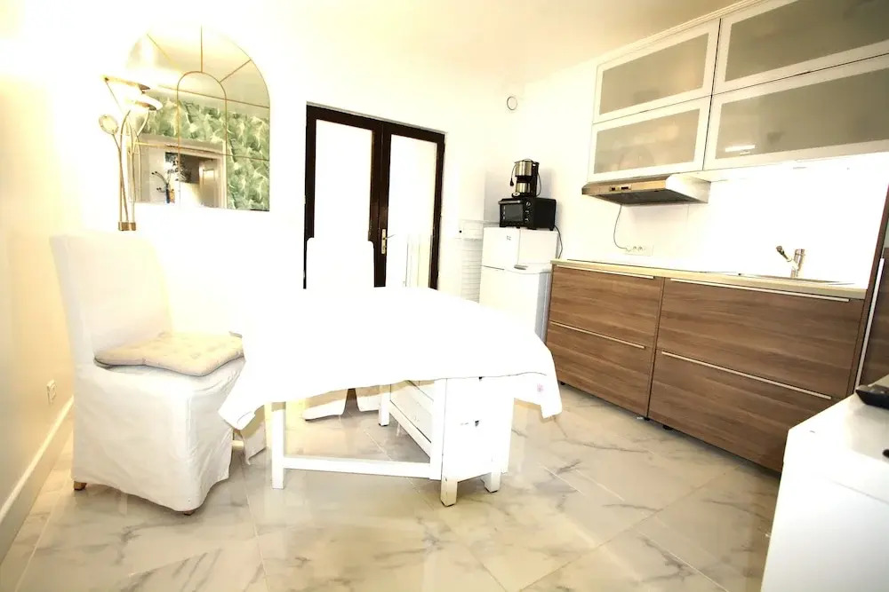 One bedroom flat ground floor avec cuisine -Rue Saint charles - métro Charles Michels 75015 PARIS