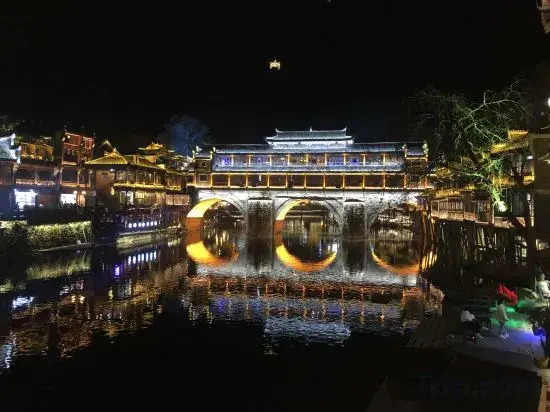 Phoenix Tuojianglou Diaojiaolou Inn