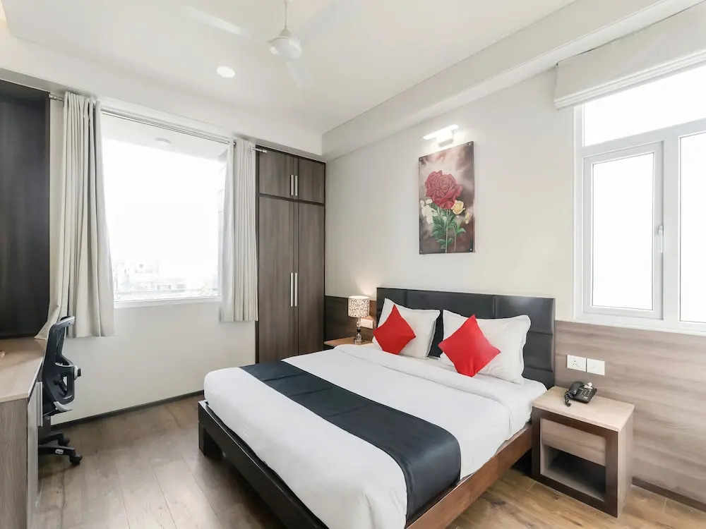 Capital O 17305 Hotel Fleur