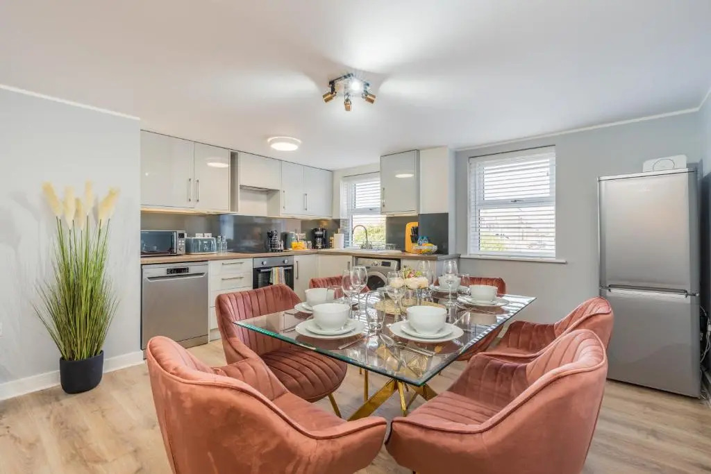 Charming Apartment In Andover Town Centre 55'' 4K Smart TV Netflix