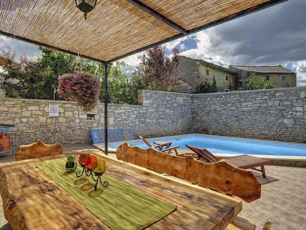 Well Maintained Holiday Home With Private Heated Pool Near the Beach