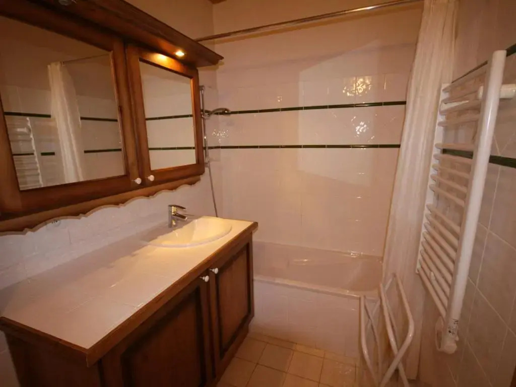 Appartement spacieux 5 pièces, 3 bains, park. - FR-1-293-302