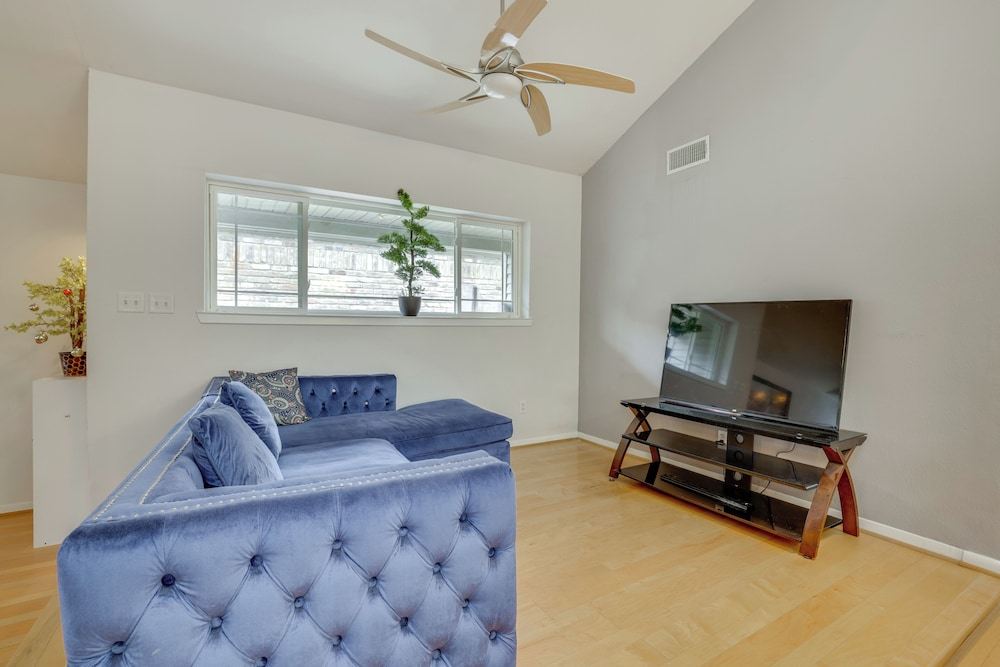 6 Mi to Dtwn Garland: Group Getaway w/ Pool Access