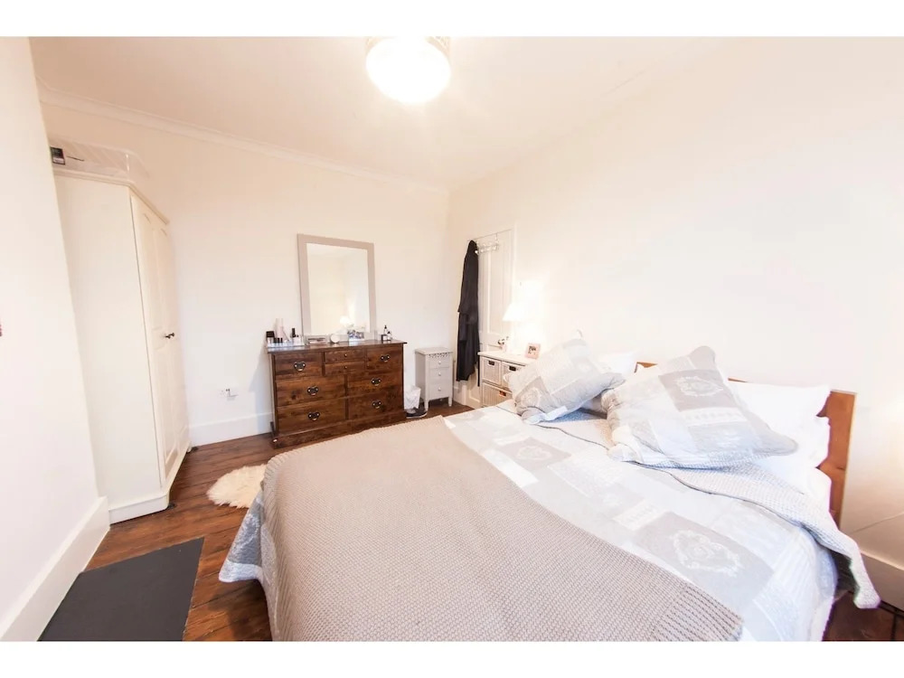 Spacious, Homey 4-br Home For 8 in Peckham