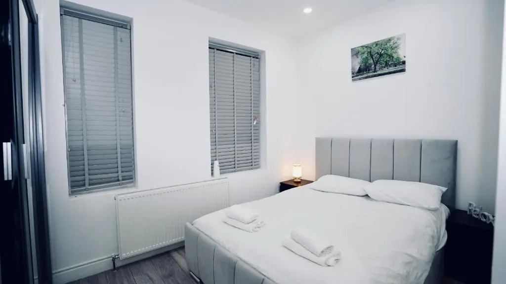 Luxury Apt Close To Ilford Station - Free Parking