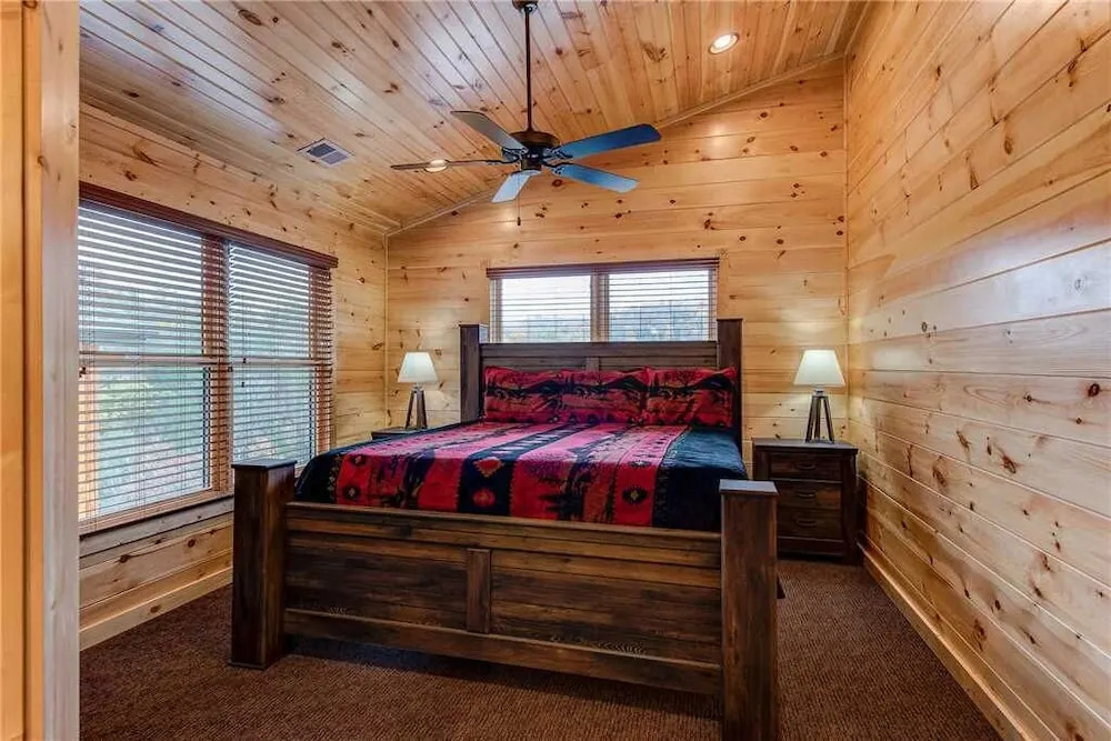 Majestic Manor - Three Bedroom Cabin