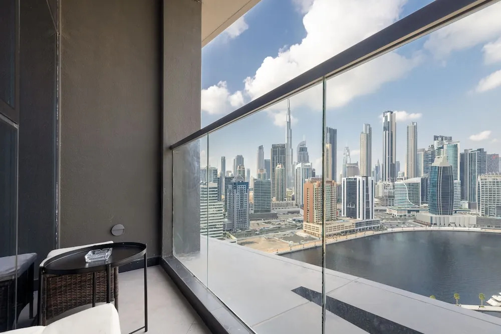 Waves - Elegant Waterfront Living in Dubais Business Bay