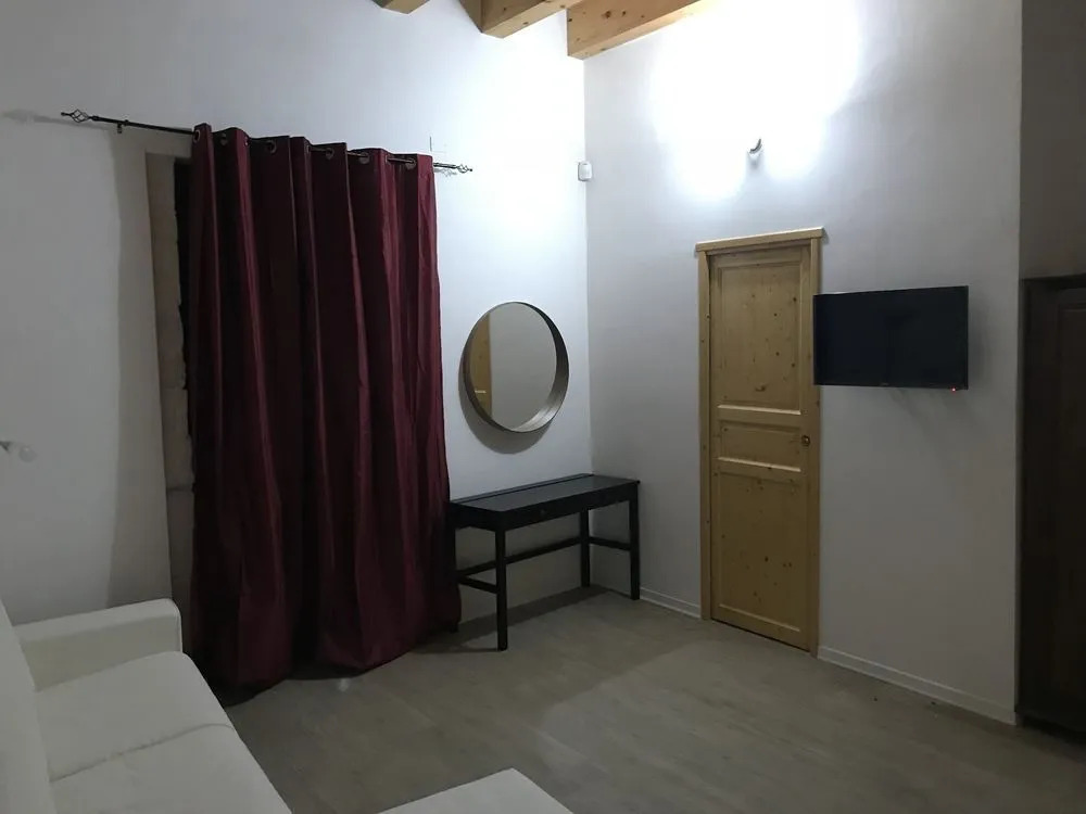 Decadracma rooms