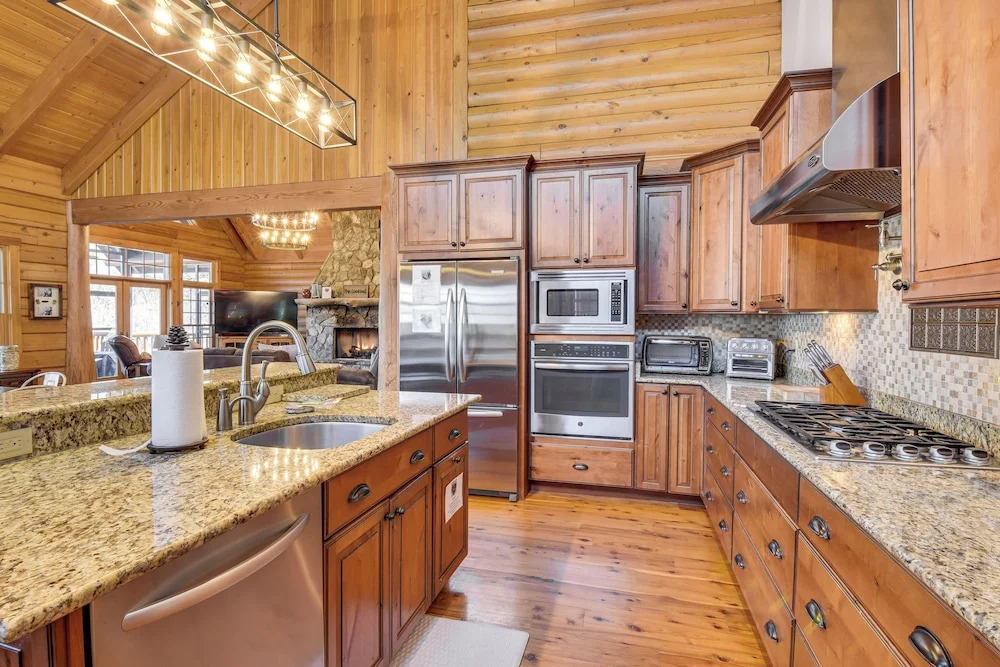 Wooded Cabin: Mtn Views, Hot Tub & 2 Decks!