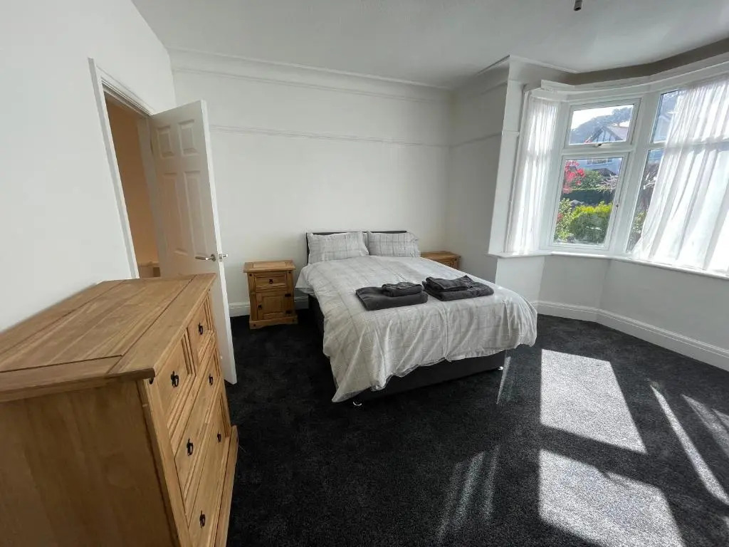 3 bedroom Garden apartment next to craig-y-don park