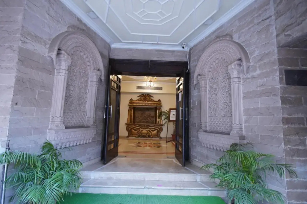 Hotel Arya - Unmarried Couples are not Allowed