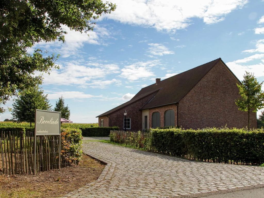 Peer Villa with Garden