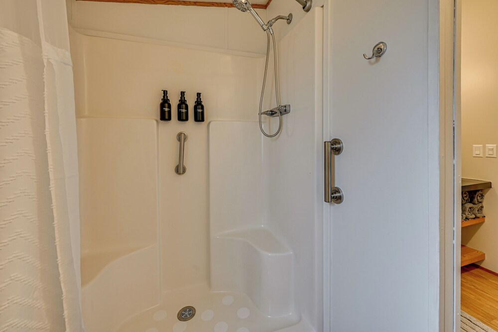 Boat, Fish, Hike & Explore: Cozy Home in Bronston