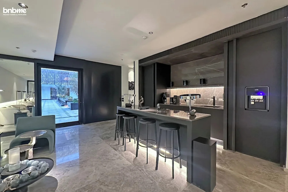 bnbmehomes -2BR with Cinema Room- R42B4