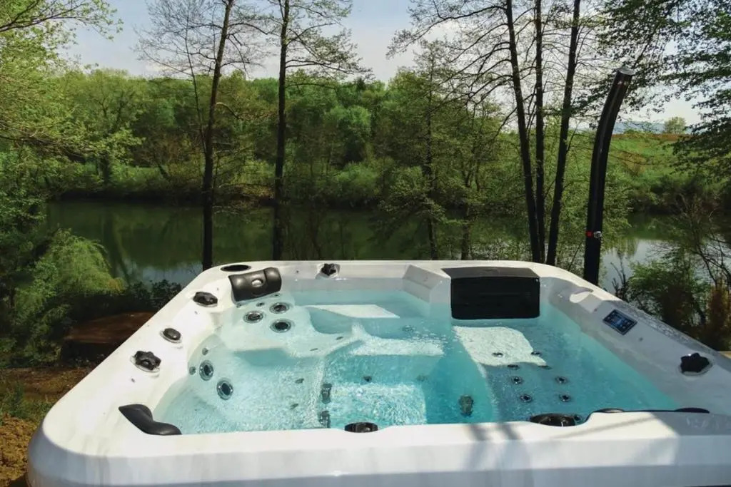 Kolpa Paradise Jacuzzi & Sauna - Happy Rentals
