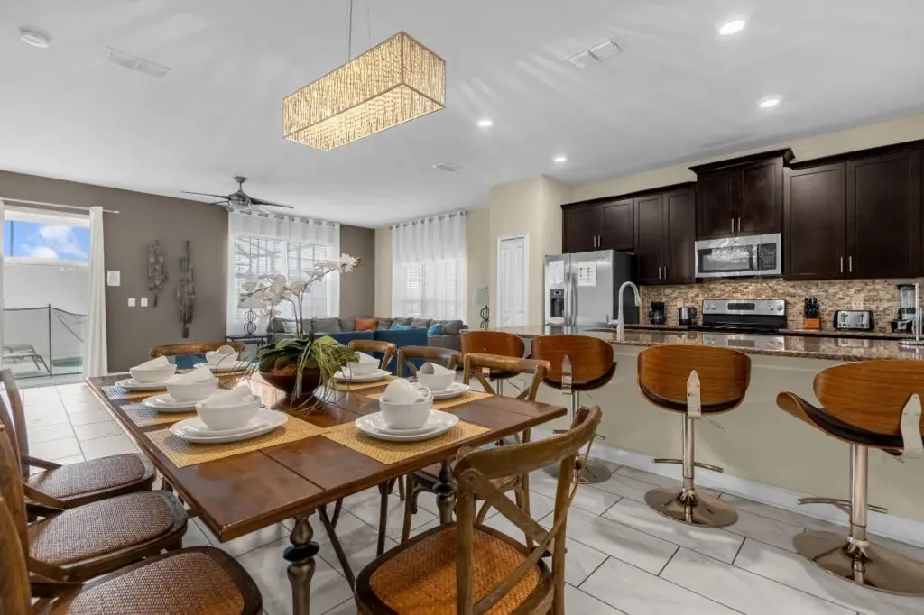 5 Bedrooms 4 Bathrooms Storey Lake 4806 Cs