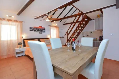 Apartments & Rooms As