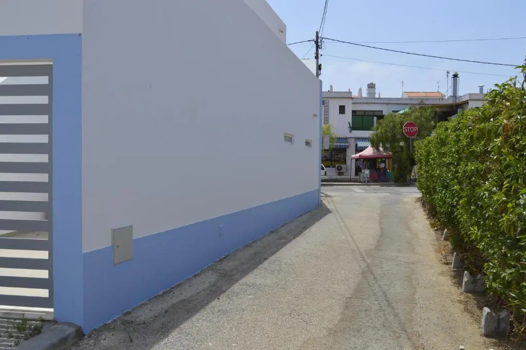 MORADIA NOVA E COMPLETA A 350 MTRS. PRAIA