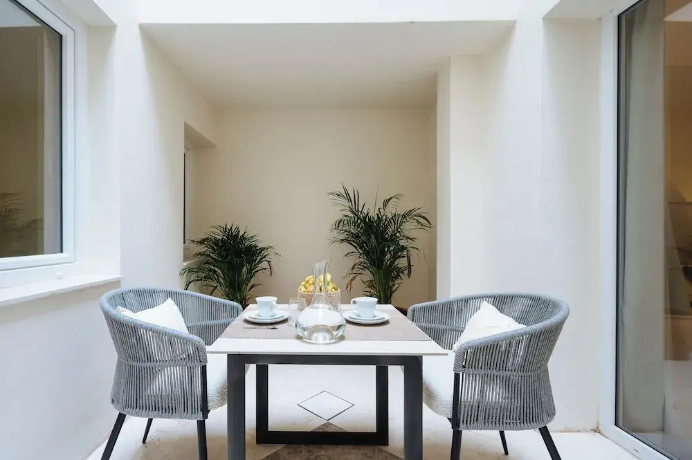 Luxurious Apartment with Patio and Pool
