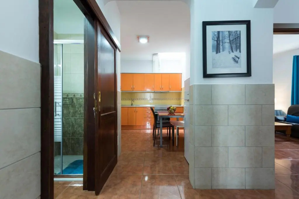 Private Solarium - 2BR House Near the Airport