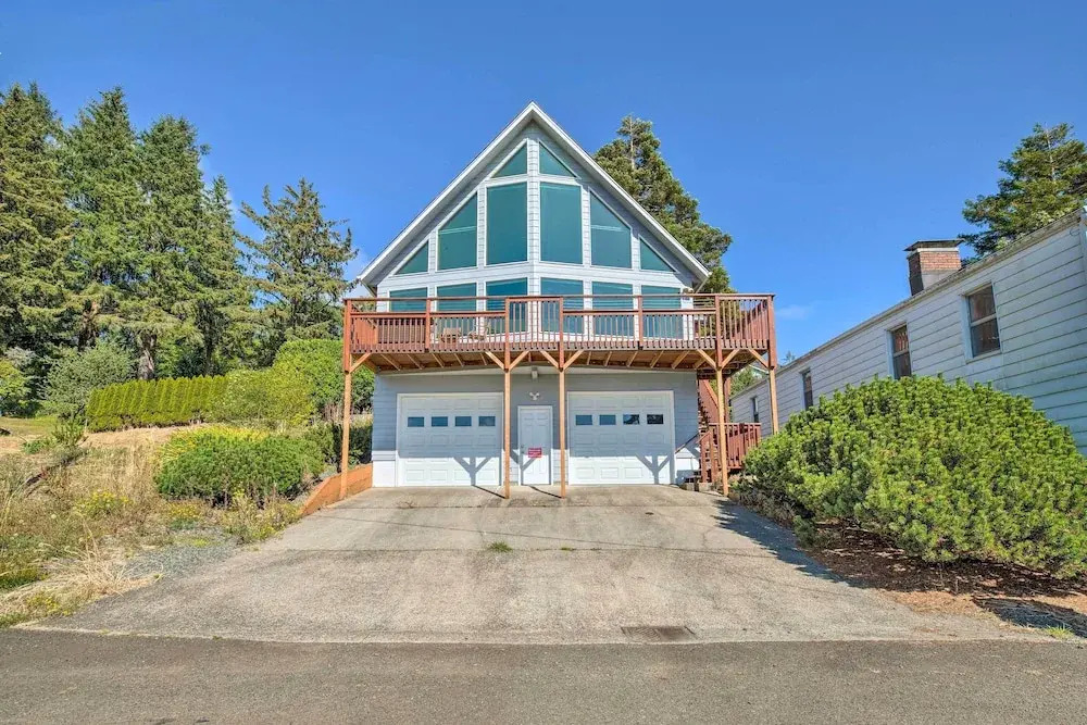 Bay City Home w/ Gorgeous Bay Views From Deck