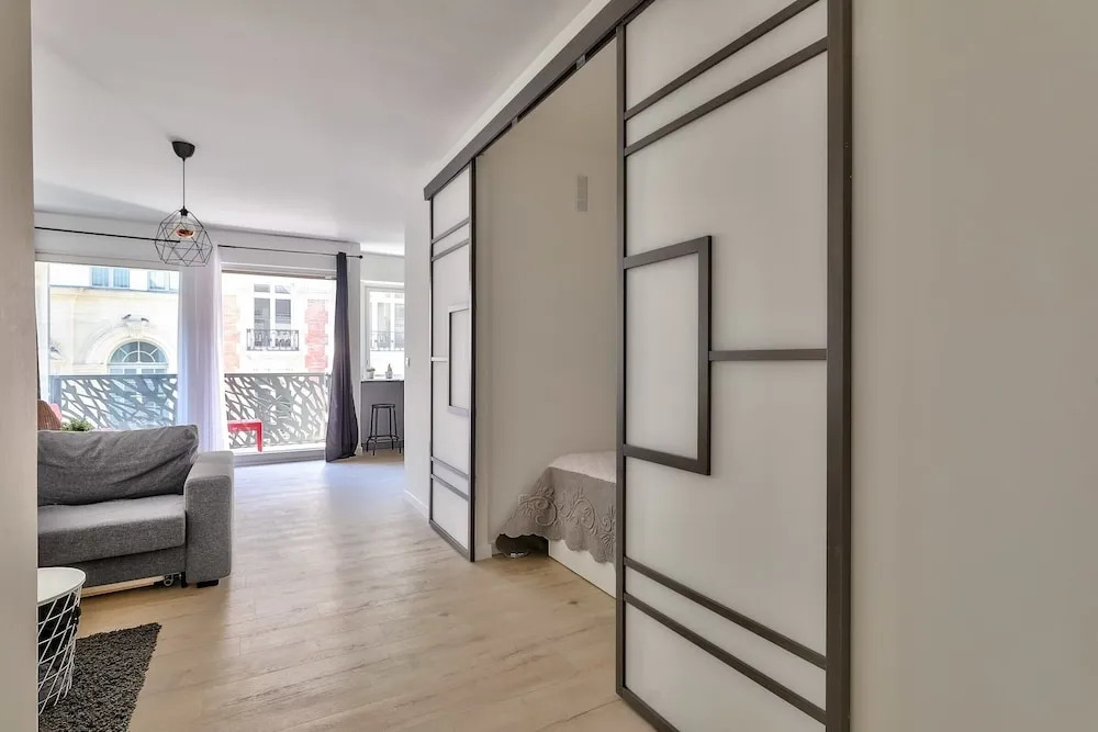 Charming 2 Room Apartment With Balcony - Paris 8ème