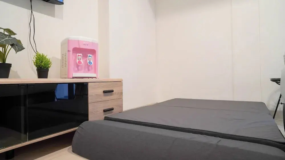 Spacious And Homey Studio At Cleon Park Apartment