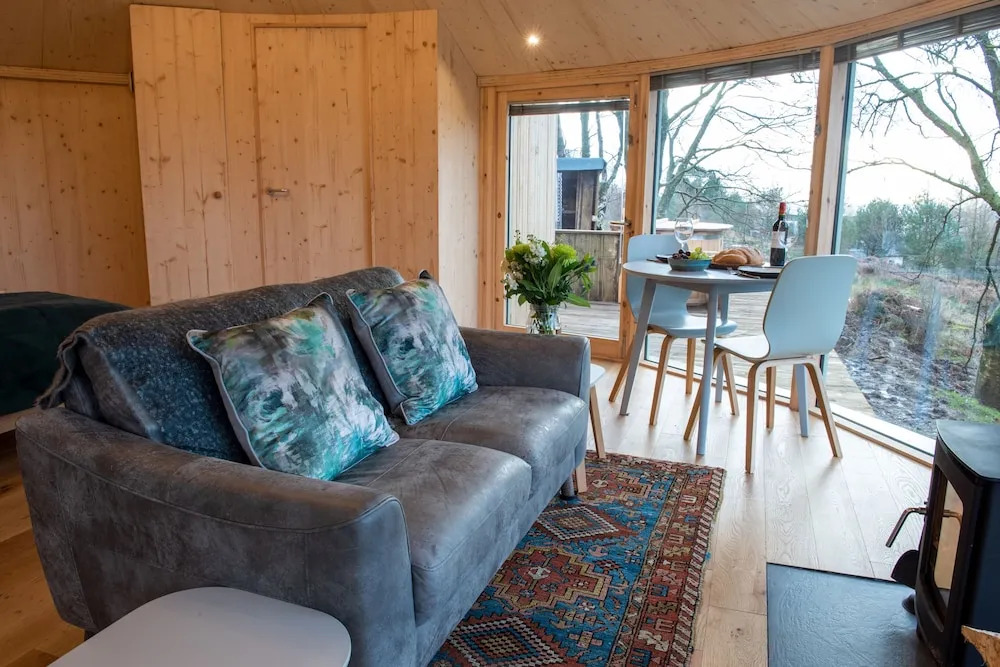 Luxury and Peaceful 1-bed Roundhouse With Hot Tub