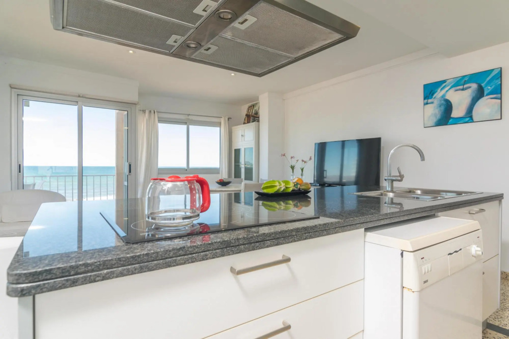RAN DE MAR (CAN PICAFORT) - ADULTS ONLY - Fabulous seafront apartment with wonderful beach views. Free WiFi.