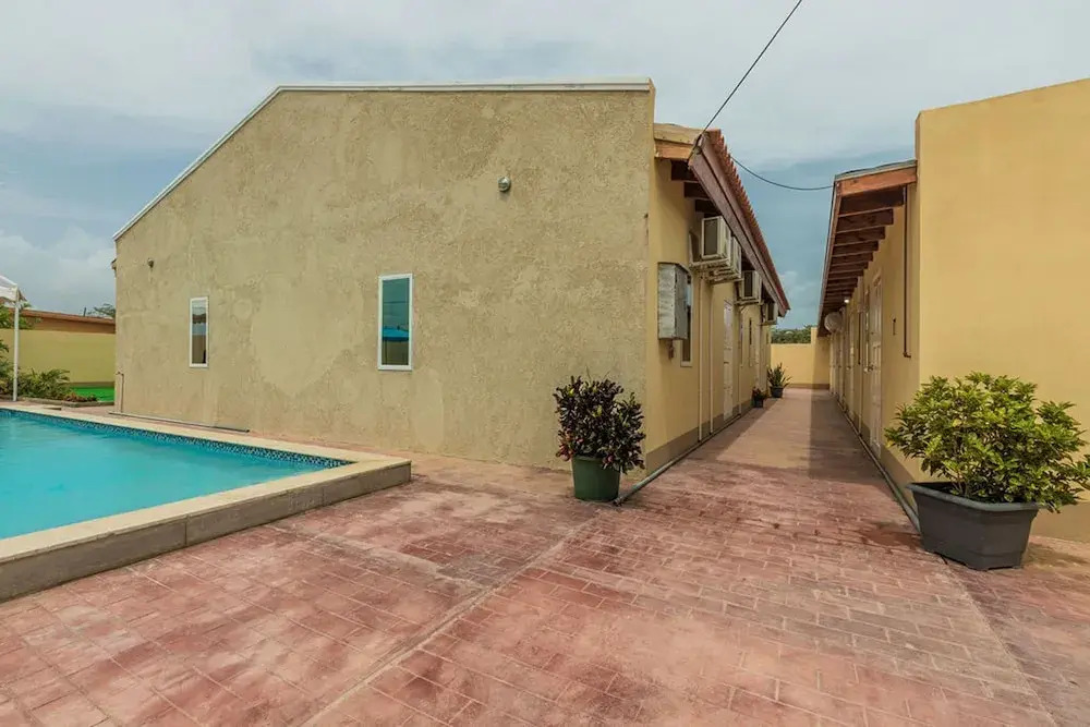 2 Queen Studio w Pool BBQ Hotwater Close 2 Beach