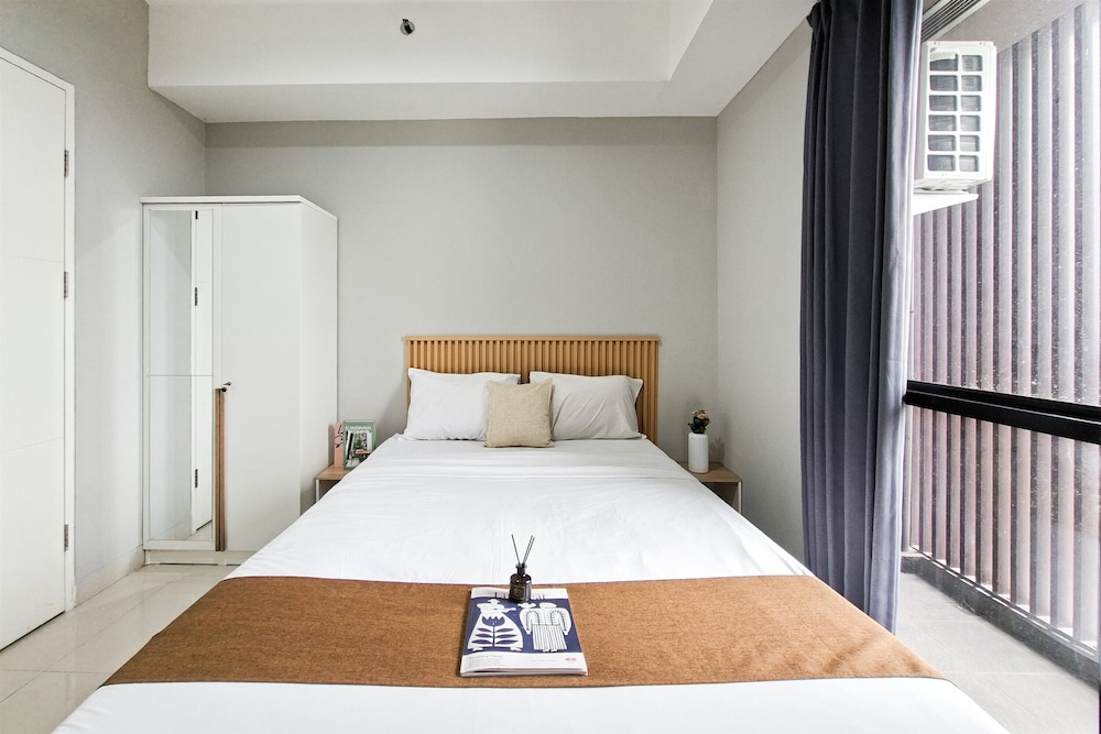 Homey And Spacious 3Br With City View At Apartment The Ayoma