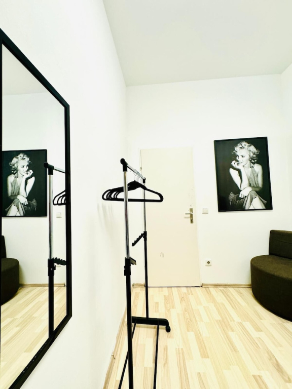 Bright 4BR Apt for 8 Near FAC Platz