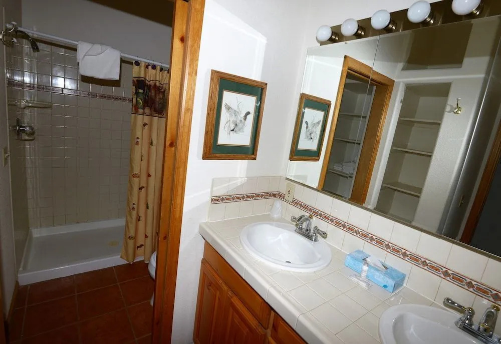 Western Riviera Lakeside Lodging