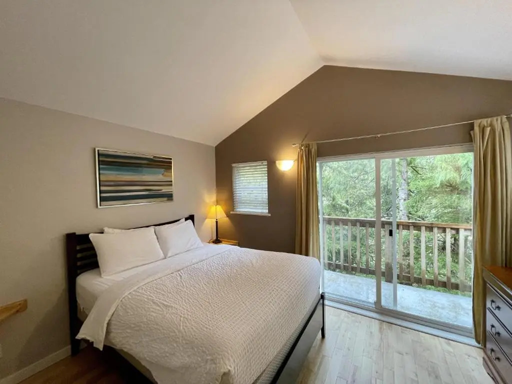 Cozy 2 Bedroom Waterfront Cottage With Hot Tub