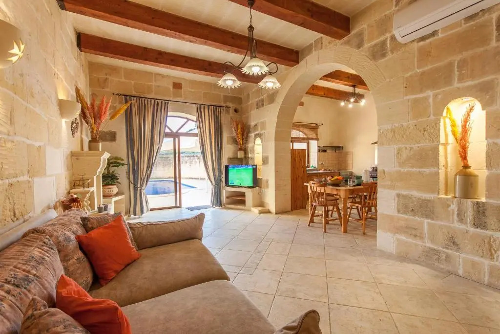 Centre Island Gozitan Farmhouse & Pool - Happy Rentals