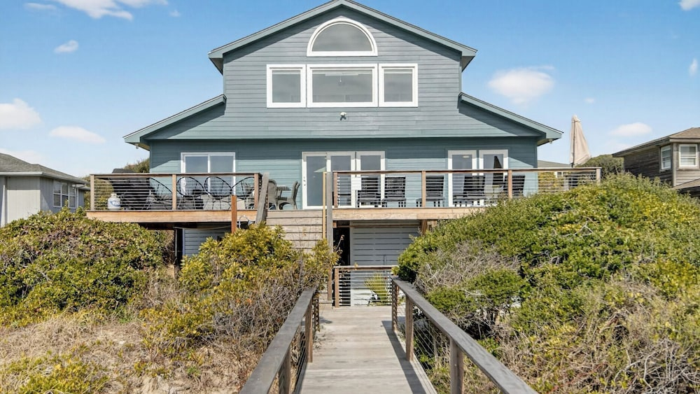 Lighthouse by Avantstay Beachfront View Home w/ Pool Table & Ping Pong
