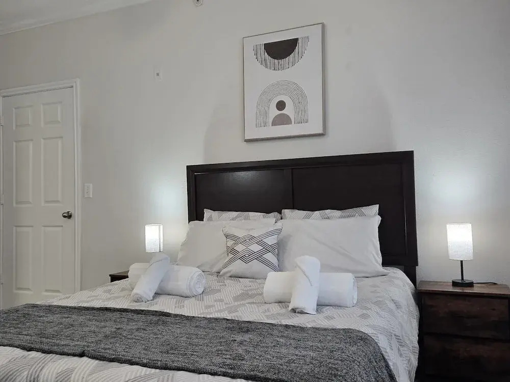 Apartment - Sleeps 5 - Pool - Parking - Gym