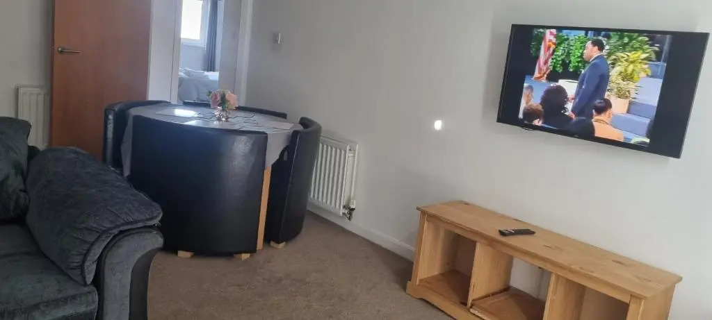 Lovely 2-bedroom flat with free parking