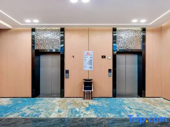 R ROYALSS HOTEL(Chengdu Jinniu Wanda North Railway Station）)