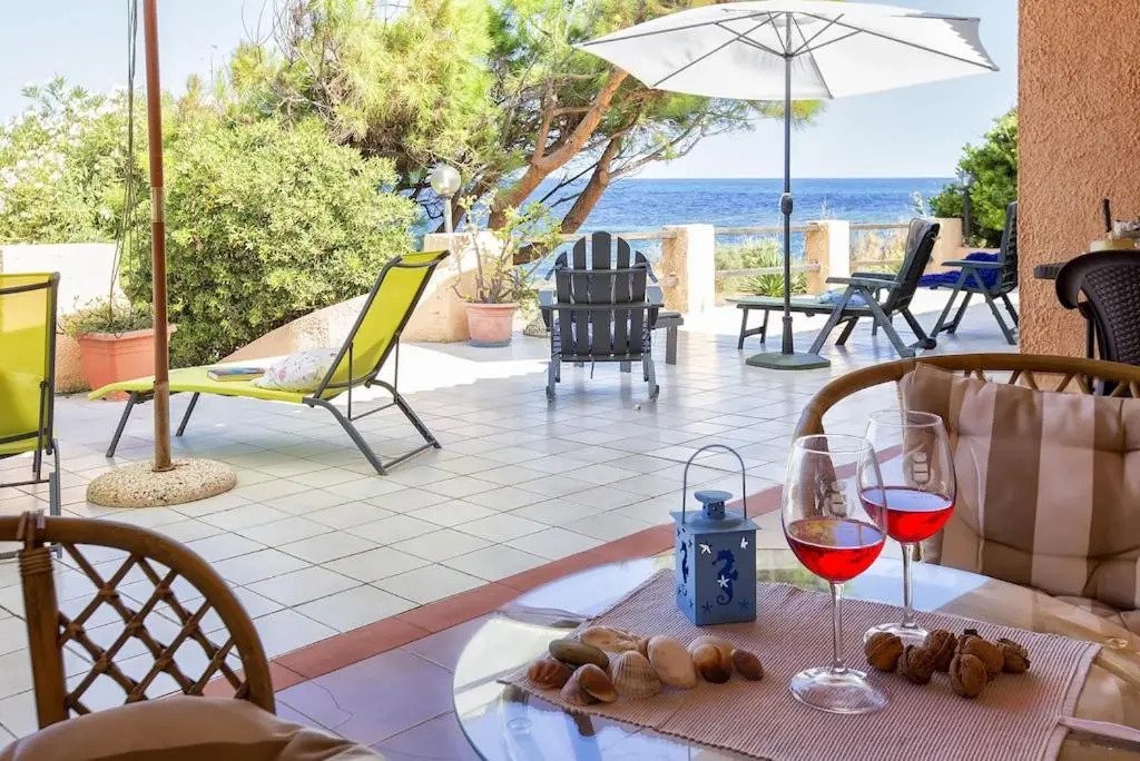 Villa sulla riva della marina di Sorso 3 camere veranda sul mare giardino