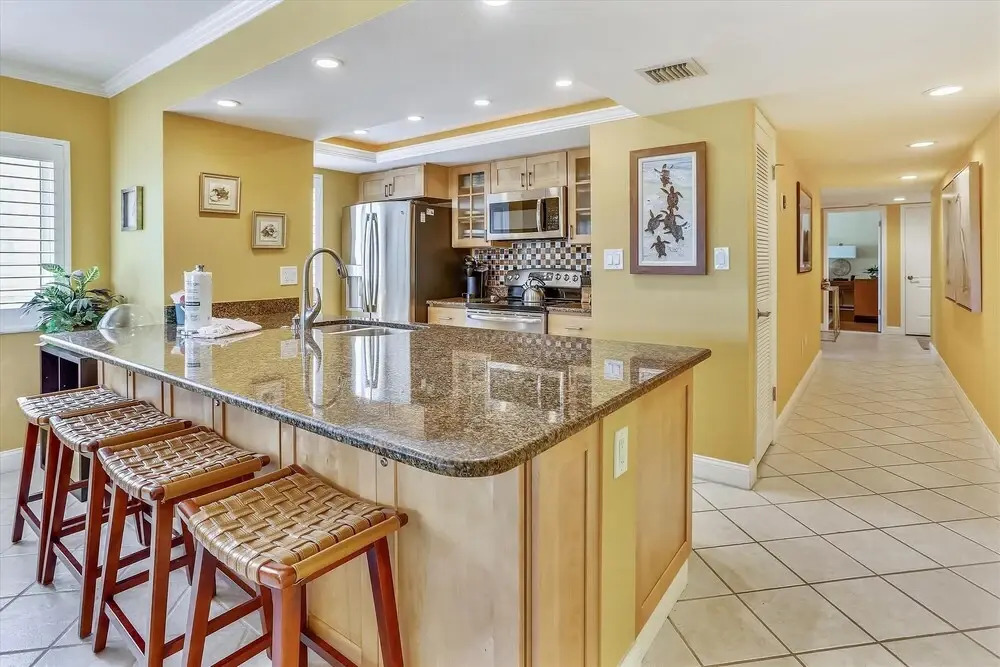 Land's End 306 Building 4 BAY Views / Updated End Unit!