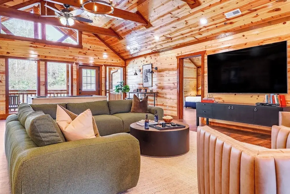 Daybreak by Avantstay Sleeps 18 Cabin + Pool/spa