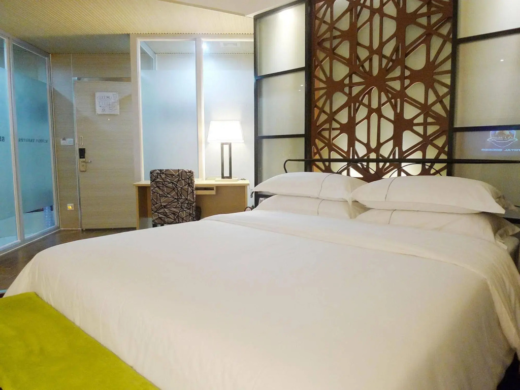 CN Holiday Hotel