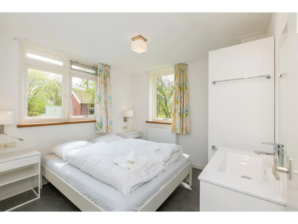 Appealing holiday home in Vrouwenpolder with garden