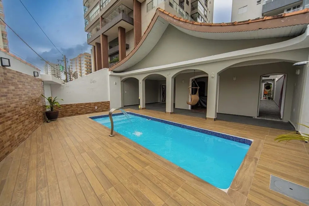 Casa com Piscina e Churrasqueira a 220 m da Praia
