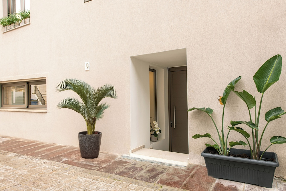 Arvacay Luxury Home