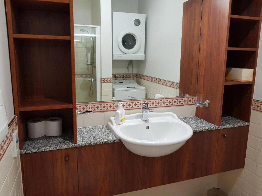 Beautiful sea views - Large 1 Br Free Parking